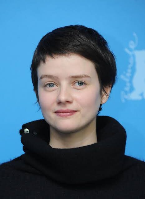 Pauline Étienne Biography: Net Worth, Awards, Boyfriend, Ethnicity, Age, Movies, Parents