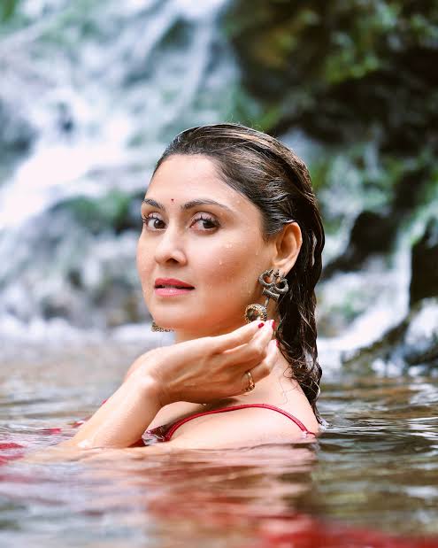 Manjari Fadnnis - Biography