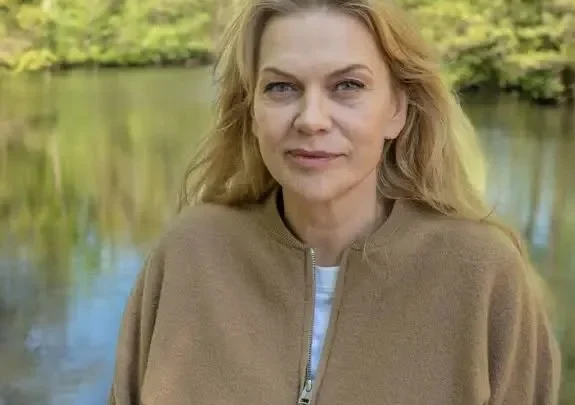 Anna Loos Biography: Age, Net Worth, Awards, Husband, Ethnicity, Movies, Height, Songs