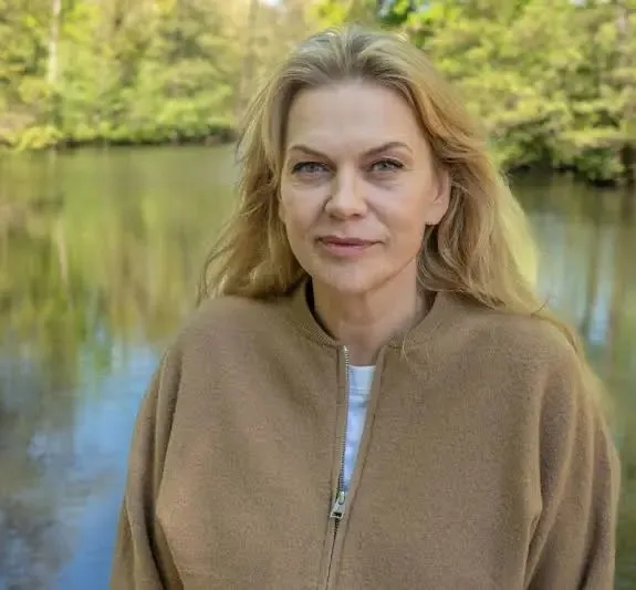 Anna Loos Biography: Age, Net Worth, Awards, Husband, Ethnicity, Movies, Height, Songs