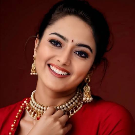 Soundarya Biography: Age, Height, Net Worth, Husband, Parents, Movies, Awards, Death, Ethnicity