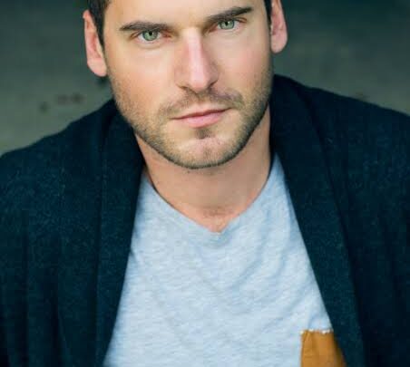 David de Lautour Biography: Age, Height, Net Worth, Girlfriend, Movies, Ethnicity, Parents, Awards
