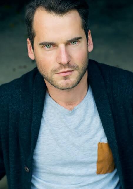 David de Lautour Biography: Age, Height, Net Worth, Girlfriend, Movies, Ethnicity, Parents, Awards