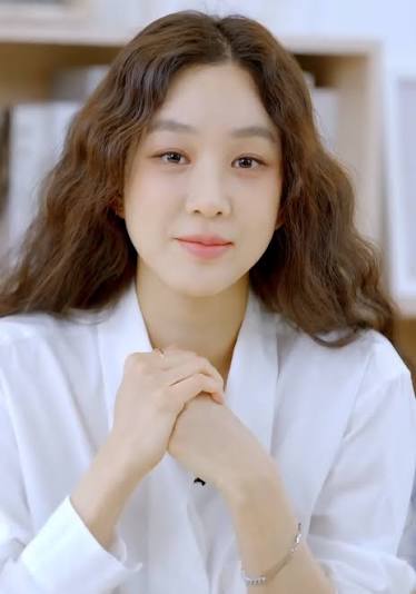 Jung Ryeo-won Biography: Movies, Age, Net Worth, Religion, Awards, Songs, Boyfriend, Height