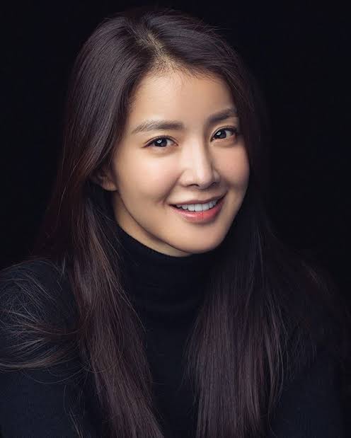 Lee Si-young Biography: Age, Height, Net Worth, Ex-Husband, Children, TV Shows