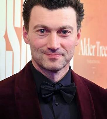 Bryce Pinkham Biography: Age, Wife, Awards, Movies, Height, Net Worth, Songs, Ethnicity
