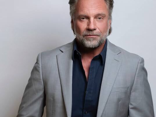 Steve Watson Biography: Age, Net Worth, Ethnicity, Movies, Parents, Religion, Wife, Awards