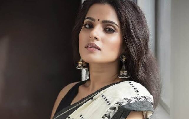 Priya Bapat Biography: Net Worth, Husband, Awards, Height, Parents, Movies, Age, Ethnicity