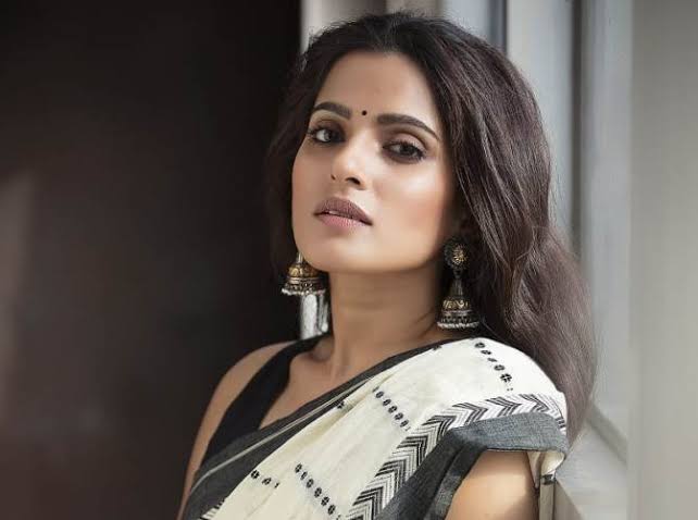 Priya Bapat Biography: Net Worth, Husband, Awards, Height, Parents, Movies, Age, Ethnicity