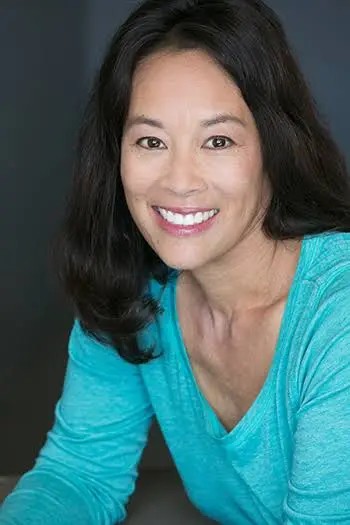 Julie Ow Biography: Movies, Net Worth, Songs, Age, Boyfriend, Awards, Ethnicity, Parents