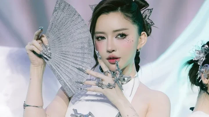 Bích Phương Biography: Age, Boyfriend, Net Worth, Height, Songs, Career, Siblings