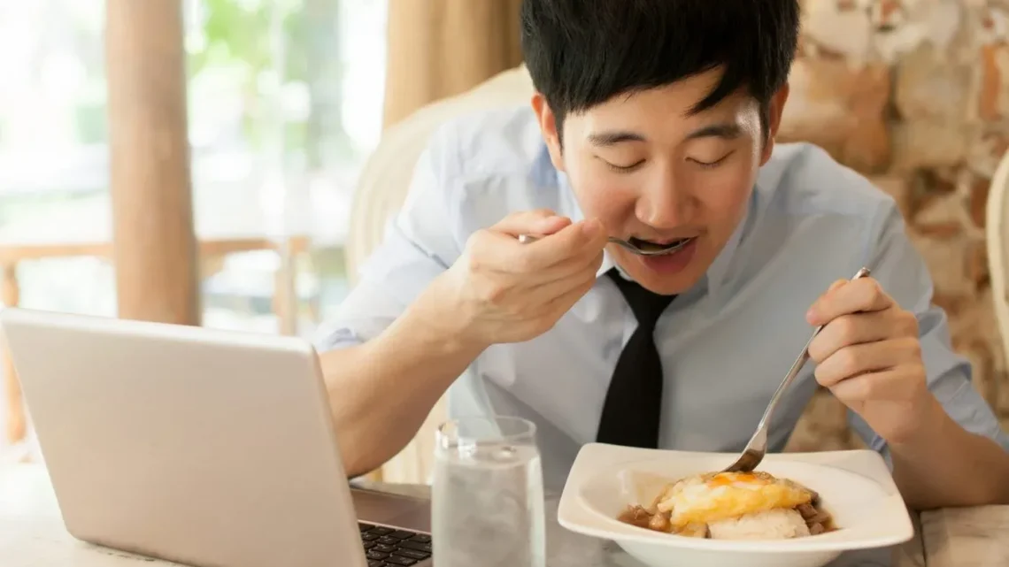 How to Identify a Disordered Eating Pattern Before It Becomes a Crisis