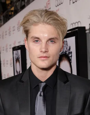 Toby Hemingway - Biography
