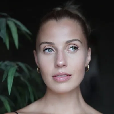 Celinde Schoenmaker - Biography