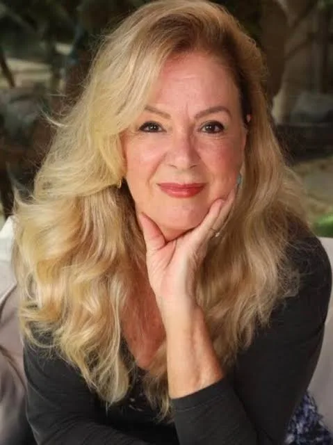 Elaine Cristina - Biography