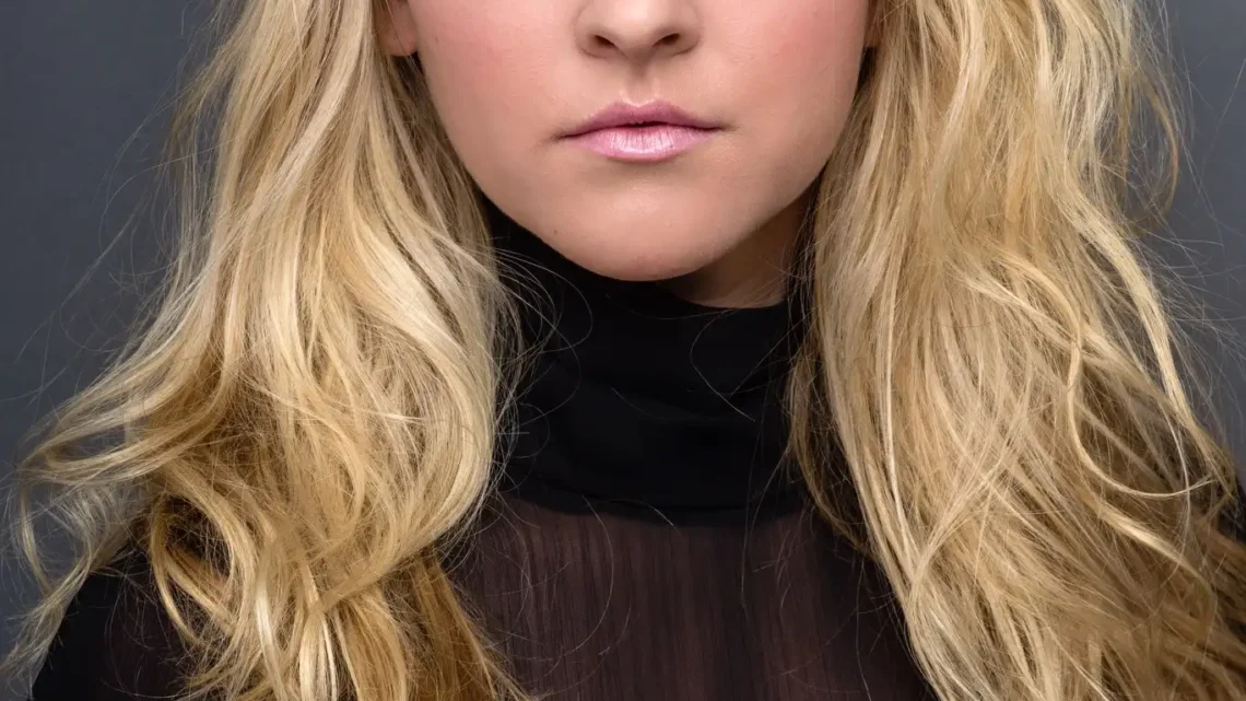Hannah Robinson Biography: Age, Net Worth, Parents, Career, Songs, Height, Husband, Instagram