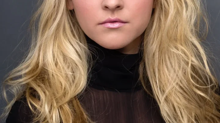 Hannah Robinson Biography: Age, Net Worth, Parents, Career, Songs, Height, Husband, Instagram