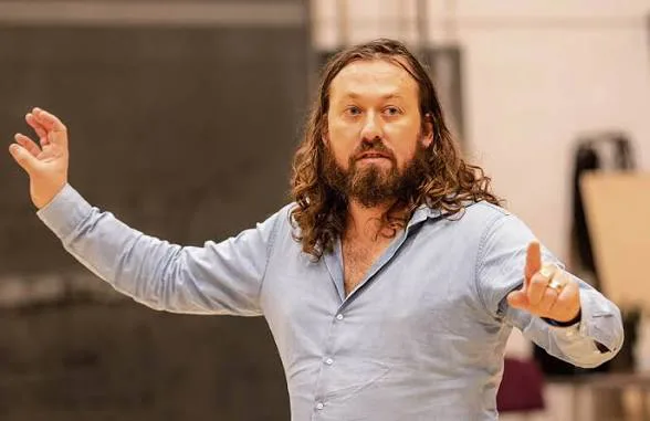 Simon Stone - Biography