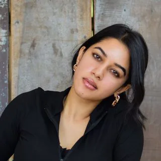Mirnalini Ravi - Biography