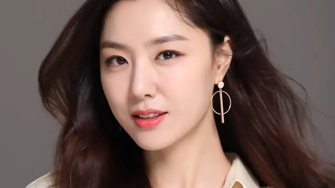 Seo Ji-hye Biography: Net Worth, Parents, Age, Height, Movies, TV Shows, Husband, Awards, Instagram