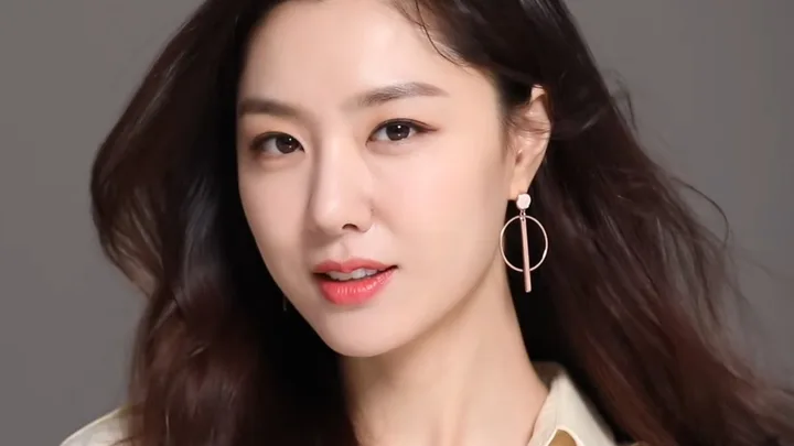 Seo Ji-hye Biography: Net Worth, Parents, Age, Height, Movies, TV Shows, Husband, Awards, Instagram
