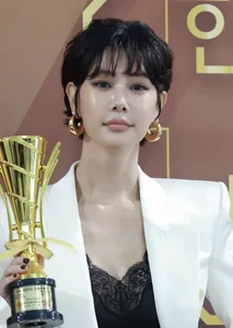 Clara Lee - Biography