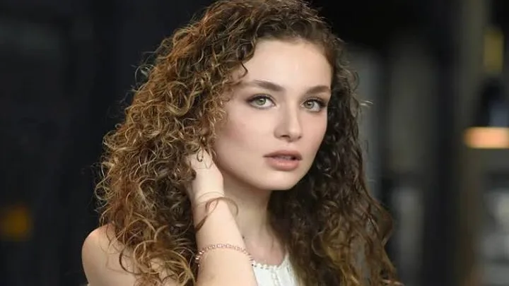 Serra Arıtürk Biography: Age, Height, Net Worth, Parents, Songs, TV Shows