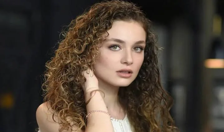 Serra Arıtürk Biography: Age, Height, Net Worth, Parents, Songs, TV Shows