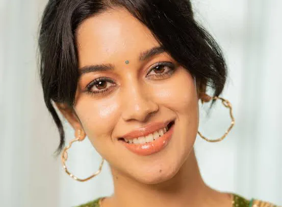 Mirnalini Ravi Biography: Net Worth, Awards, Tribe, Movies, Fiancé, Age, Height, Parents, Instagram, Education