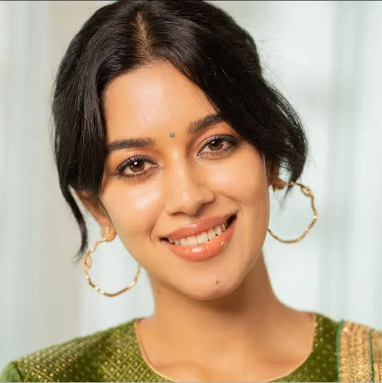 Mirnalini Ravi Biography: Net Worth, Awards, Tribe, Movies, Fiancé, Age, Height, Parents, Instagram, Education