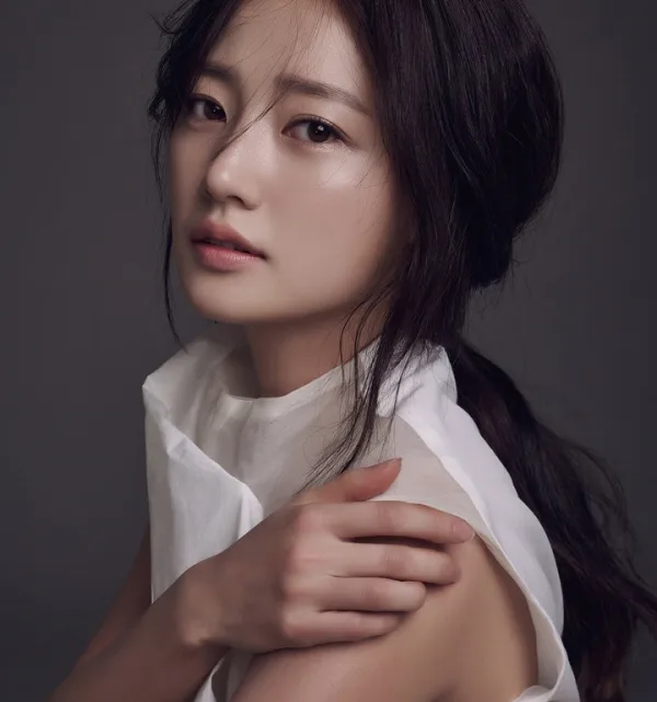 Song Ha-yoon Biography: Age, Husband, Height, Net Worth, Parents, Movies & TV Shows, Boyfriend