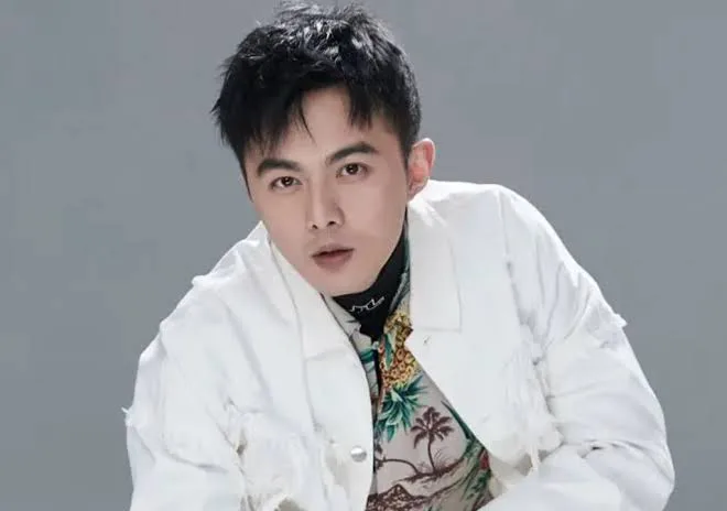 Zuxin Ye Biography: Net Worth, Height, Movies, TV Shows, Girlfriend, Age, Parents, Weibo, Ethnicity