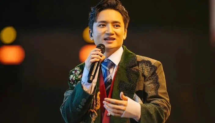 Phan Mạnh Quỳnh Biography: Age, Wife, Height, Net Worth, Parents, Songs, Career, Instagram