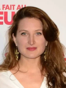Julia Piaton - Biography