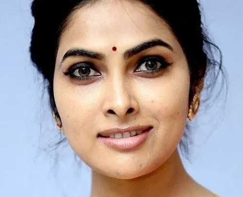 Divi Vadthya Biography: Age, Height, Net Worth, Parents, Movies, Awards, Siblings, Husband