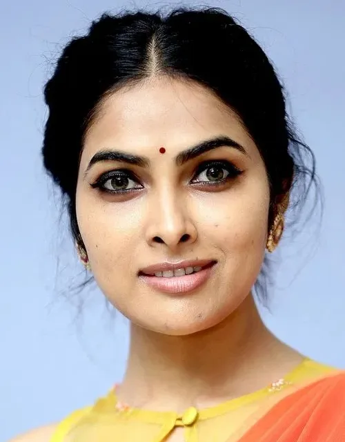 Divi Vadthya Biography: Age, Height, Net Worth, Parents, Movies, Awards, Siblings, Husband