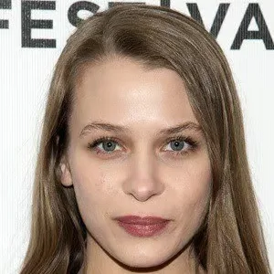 Isabelle McNally - Biography