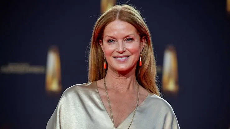 Esther Schweins Biography: Husband, Wiki, Age, Kids, Height, Net Worth, Parents, Movies, TV Shows, Awards