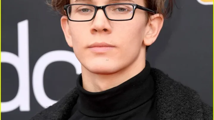 Austin P. McKenzie Biography: Partner, Age, Parents, Height, Net Worth, Movies & TV Shows, Songs, Albums