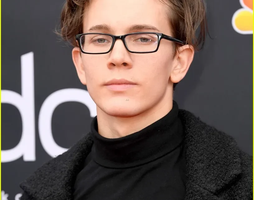 Austin P. McKenzie Biography: Partner, Age, Parents, Height, Net Worth, Movies & TV Shows, Songs, Albums
