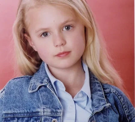 Courtney Taylor Burness Biography: Age, Height, Net Worth, Movies & TV Shows, Books