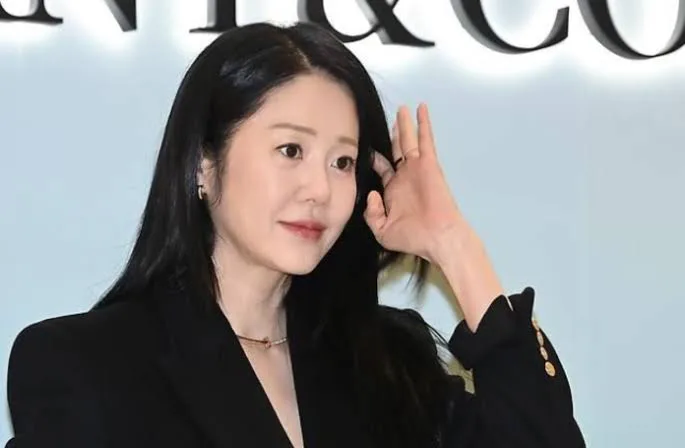 Go Hyun-jung - Biography