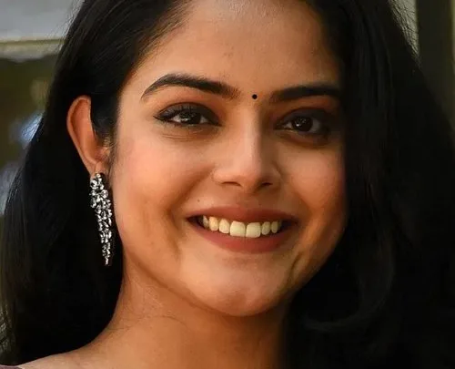 Riddhi Kumar Biography: Age, Height, Net Worth, Parents, Movies, Awards, Siblings, Husband