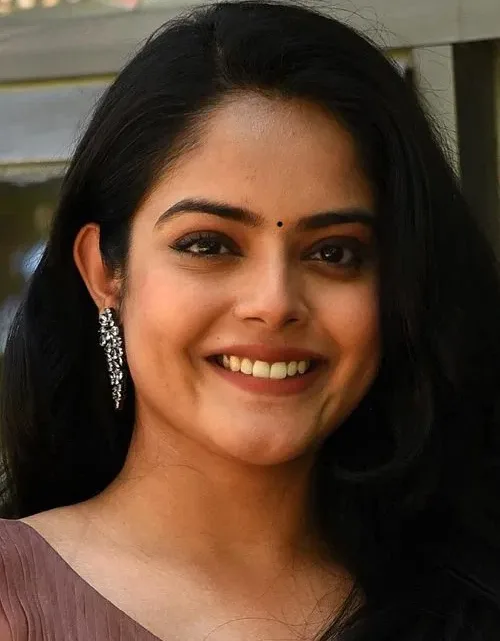 Riddhi Kumar Biography: Age, Height, Net Worth, Parents, Movies, Awards, Siblings, Husband