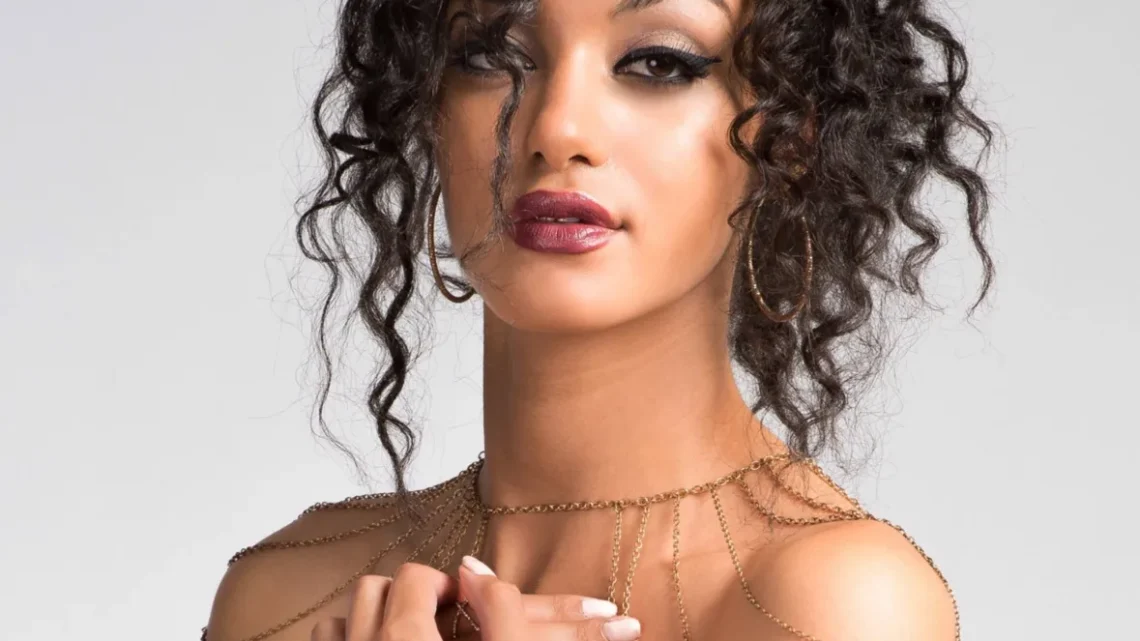 Zoe Pattenden (Lil Zee) Biography: Age, Songs, Net Worth, Height, Sister, Wiki, Instagram, Boyfriend