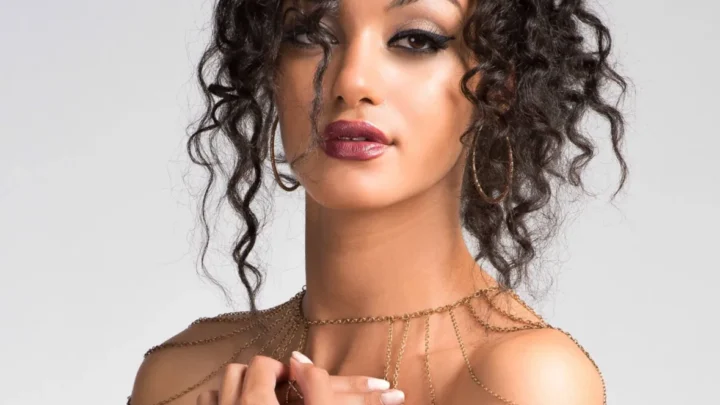 Zoe Pattenden (Lil Zee) Biography: Age, Songs, Net Worth, Height, Sister, Wiki, Instagram, Boyfriend