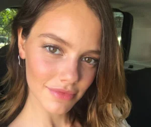 Laura Neiva - Biography