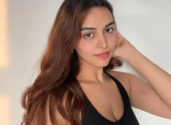 Sunakshi Grover Biography: Fiancé, Age, Height, Net Worth, Parents, Siblings, Movies, TV Shows, Instagram