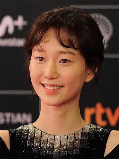 Lee Yoo-young - Biography