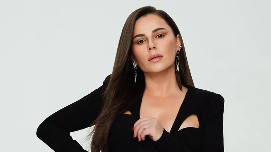 Merve Özbey Biography: Age, Net Worth, Parents, Boyfriend, Height, Instagram, Songs, Awards